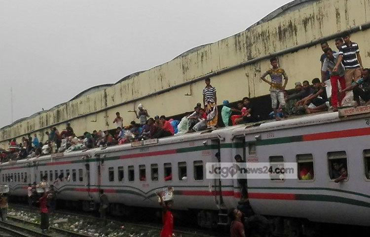 রংপুর এক্সপ্রেস ট্রেন ছাদে যাত্রী বোঝাই করে বিলম্বে ছেড়ে গেছে। ছবি : বিপ্লব দিক্ষিৎ