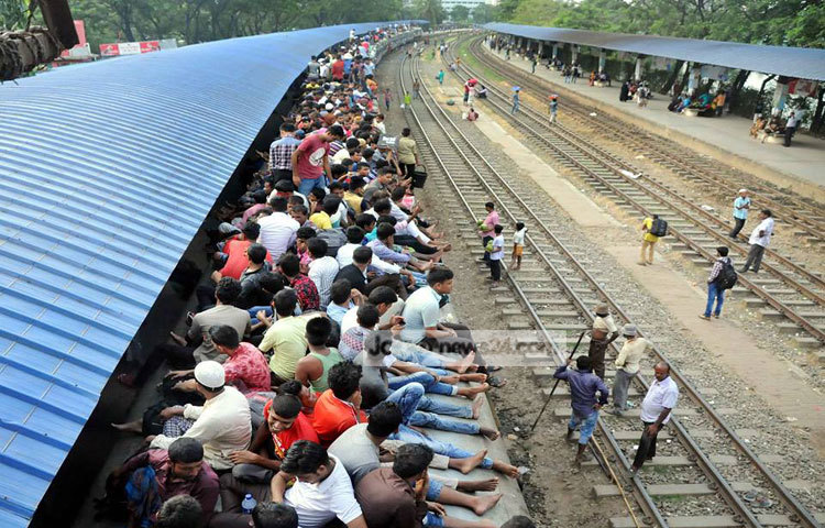 এভাবেই ট্রেনের ছাদে ওঠার প্রাণান্তর চেষ্টা তাদের। ছবি : বিপ্লব দিক্ষিৎ
