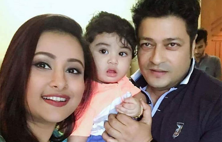 চিত্রনায়ক ফেরদৌস আহমেদের কোলে শাকিব-অপু পুত্র আব্রাম। তাদের সঙ্গের সেলফি তুলছেন দর্শকপ্রিয় নায়িকা পূর্ণিমা।