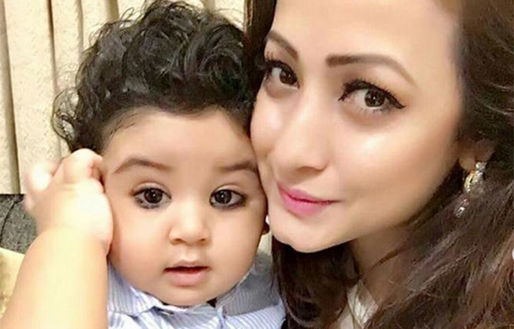 অভিনেত্রী সুজানার কোলে আব্রাম। সেলফি তোলার জন্য পোজ দিয়েছে।