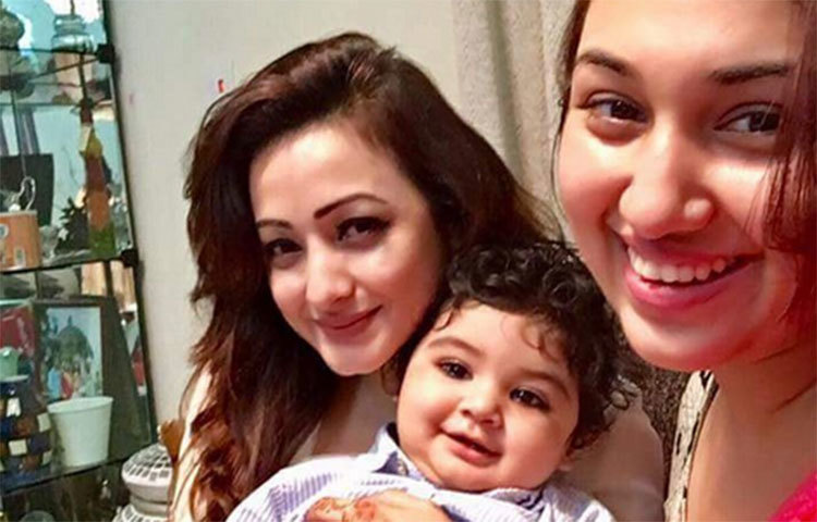 সুজানার কোলে আব্রাম। হাস্যোজ্জ্বল ভঙ্গিতে সেলফি তুলছেন আব্রামের মা অপু বিশ্বাস।