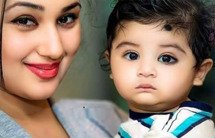 মায়ের কোলে আব্রাম। মায়াভরা মিষ্টি চেহারা আব্রাম খুব অল্প সময়ের মধ্যেই সবার কাছে প্রিয় হয়েছে।