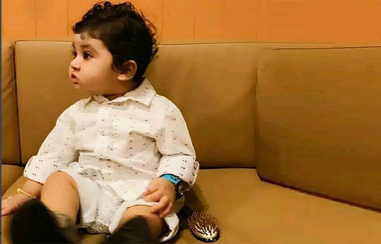 আপন মনে বসে আছে আব্রাম। বড় হয়ে সেও কী তার বাবার মত নায়ক হবে। আব্রামের জন্য অনেক শুভকামনা।