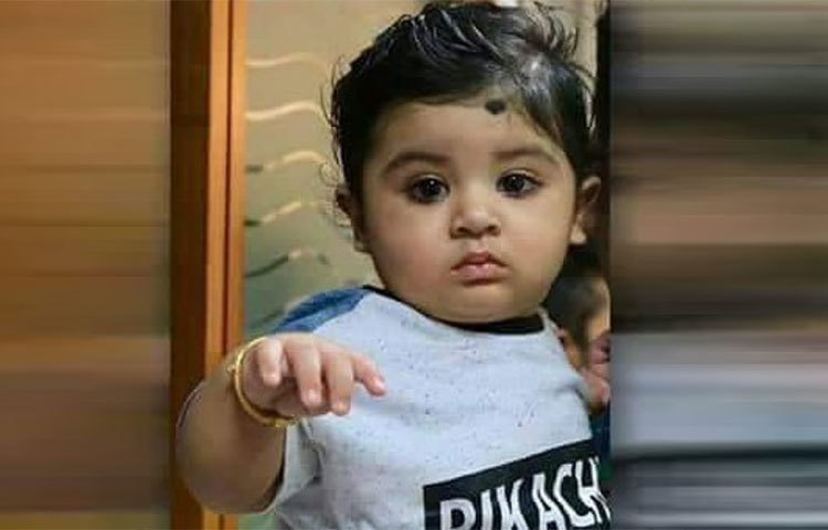 এ ক্যামেরার সামনে আব্রামের পরিপক্ক উপস্থিতি। এখনই সে রাজসিক ভঙ্গিতে ছবি তুলতে শিখেছে। তারকা বাবা-মায়ের ছেলে বলে কথা!