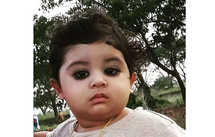 আব্রামের নায়কোচিত চাহনি। সত্যিই যেন বাপের বেটা আব্রাম।