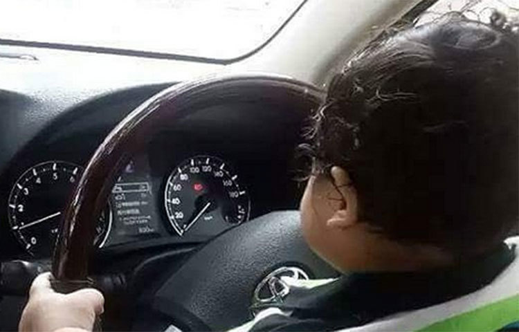 আব্রাম কী গাড়ি চালানো শিখে ফেলেছে! গাড়ির ড্রাইভিং সিটে বসে আছে আব্রাম।