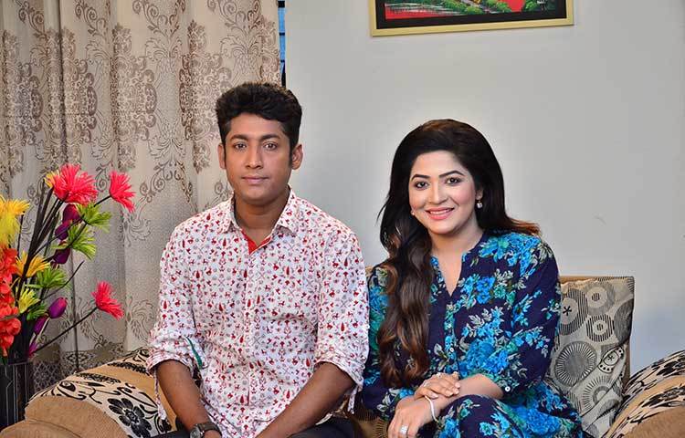 সম্প্রতি উত্তরার আশেপাশে বিভিন্ন লোকেশনে বাঁধন-রওনকের ‘অনুতপ্ত অনুভূতি’ নাটকের শুটিং সম্পন্ন হয়েছে। এ নাটকটি রচনা করেছেন সৈয়দ ইকবাল।