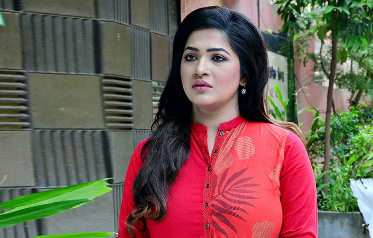 নাটকের শুটিংয়ে ক্যামেরার মুখোমুখি বাঁধন। নাটক সম্পর্কে বাঁধন বলেন-এটি সম্পূর্ণ গতানুগতিক ধারার বাইরে এবং গল্পটি অসাধারণ।