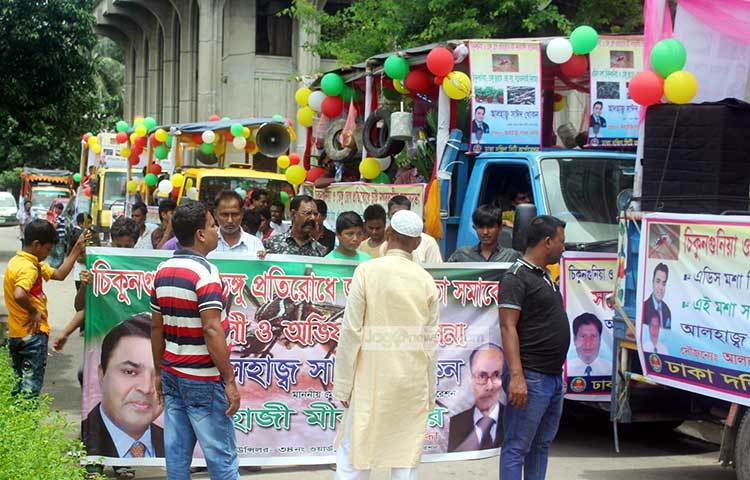 চিকুনগুনিয়া সম্পর্কে সচেতনতা তৈরিতে নগরীর বিভিন্ন স্থানে মাইকিংও করা হয়। আগামী ১০ দিনের মধ্যে চিকুনগুনিয়া নিয়ন্ত্রণে আসবে বলে ঘোষণা দিয়েছেন মেয়র সাঈদ খোকন। ছবি : বিপ্লব দিক্ষিৎ