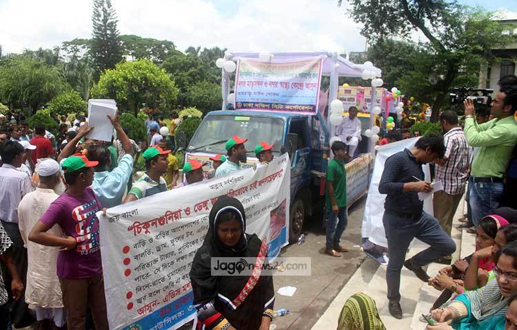 ব্যানার ফেস্টুনে সাজানো গাড়ি নিয়ে চিকুনগুনিয়া প্রতিরোধে র‌্যালি বের করা হয়েছে। শনিবার নগর ভবনে ওয়ার্ড কাউন্সিলর, সুশীল সমাজ, এনজিও প্রতিষ্ঠানের প্রতিনিধিদের সমন্বয়ে চিকুনগুনিয়া নিয়ে সচেতনমূলক বর্ণাঢ্য শোভাযাত্রা বের করা হয়। ছবি : বিপ্লব দিক্ষিৎ