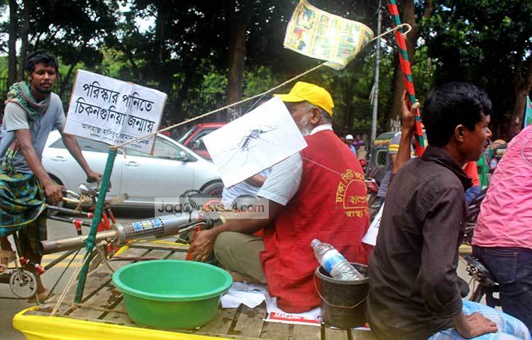 ‘পরিষ্কার পানিতেও চিকুনগুনিয়া জন্মায়’ লেখা প্লাকর্ড নিয়ে ভ্যান নিয়ে শোভাযাত্রায় অংশ নিয়েছেন সিটি কর্পোরেশনের কর্মচারীরা। ছবি : বিপ্লব দিক্ষিৎ