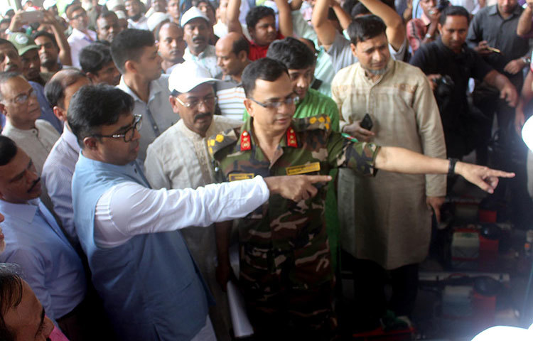 মশক নিধন কর্মচারীরা কিভাবে কাজ করবেন তার নির্দেশনা দিচ্ছেন মেয়র সাঈদ খোকন। এসময় তিনি চিকুনগুনিয়া নিয়ন্ত্রণের ঘোষণা দেন। ছবি : বিপ্লব দিক্ষিৎ