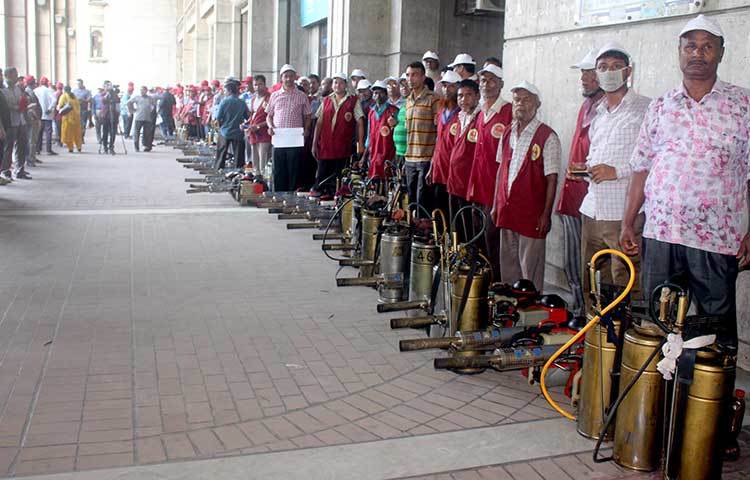 শুক্রবার চিকুনগুনিয়া প্রতিরোধে মশক নিধন কাজে নিয়োজিত ৩০৩ জন স্প্রে ম্যান, ১৪৮টি ফগার এবং ২৭১টি হস্তচালিত মেশিন দিয়ে পরিচালিত মশক নিধন কার্যক্রম সরেজমিন পরিদর্শন এবং অঞ্চল ৪-এ চিকুনগুনিয়া প্রতিরোধে স্পেশাল ক্রাশ প্রোগ্রামের উদ্বোধন করা হয়। ছবি : বিপ্লব দিক্ষিৎ