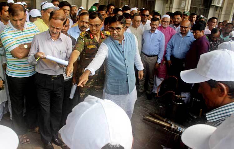 ঢাকা দক্ষিণ সিটি কর্পোরেশন এলাকায় কারও বাসার সামনে ফগার মেশিনে ওষুধ প্রয়োগের সময় কেউ যদি বাসার ভেতরে আহবান জানান তাহলে কর্মীরা যেতে বাধ্য থাকবে এমন কথা উল্লেখ করেছেন মেয়র সাঈদ খোকন। তিনি বলেন, সীমিত লোকবল নিয়ে সাধ্যমতো চেষ্টা করছি চিকুনগুনিয়া নিয়ন্ত্রণে আনতে। ছবি : বিপ্লব দিক্ষিৎ