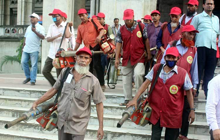 মশক নিধন কর্মীরা নির্দেশ পেয়ে যার যার দায়িত্বপ্রাপ্ত এলাকাতে ছুটে যাচ্ছেন। ছবি : বিপ্লব দিক্ষিৎ