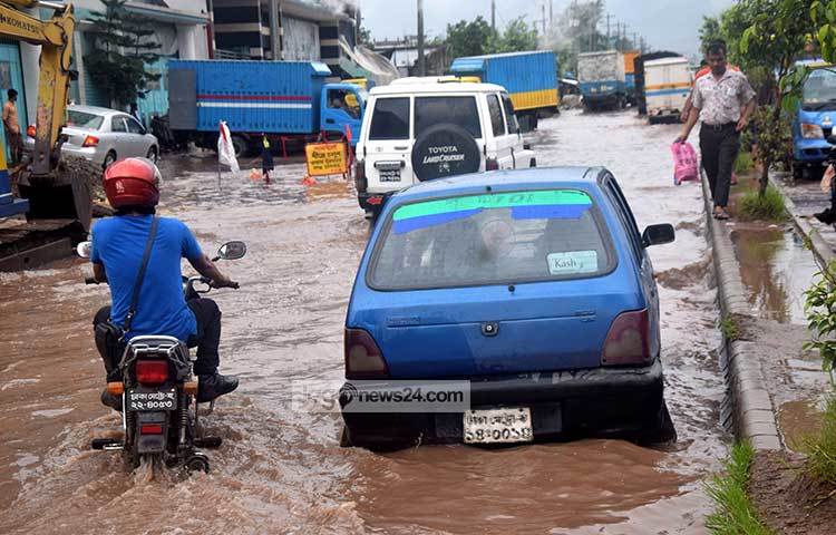 টানা বৃষ্টির পানি জমে রাজধানীর রাজপথ এখন ভাসছে। মানুষের স্বাভাবিক হাঁটাচলা ও যানবাহন চলাচল বিঘ্নিত হচ্ছে। ছবি : মাহবুব আলম