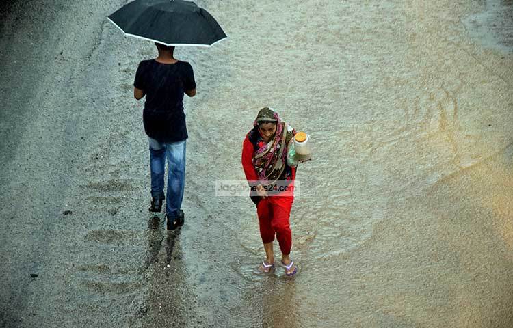 রাস্তাঘাট ডুবে যাওয়ায় নগরবাসী চরম ভোগান্তিতে পড়েছে। জরুরি কাজ ছাড়া কেউ বাসার বাইরে বের হচ্ছে না।