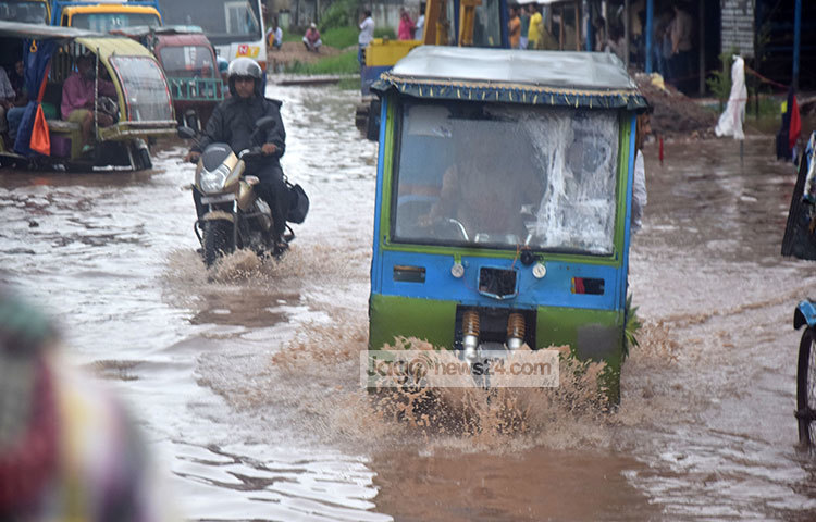 বিভিন্ন স্থানে জলাবদ্ধতার সৃষ্টি হওয়ায় কর্মমুখী মানুষসহ অনেককেই বৃষ্টিতে ডুবে যাওয়া রাস্তা দিয়েই ভিজে গন্তব্যে পৌঁছাতে হয়। ছবি : মাহবুব আলম
