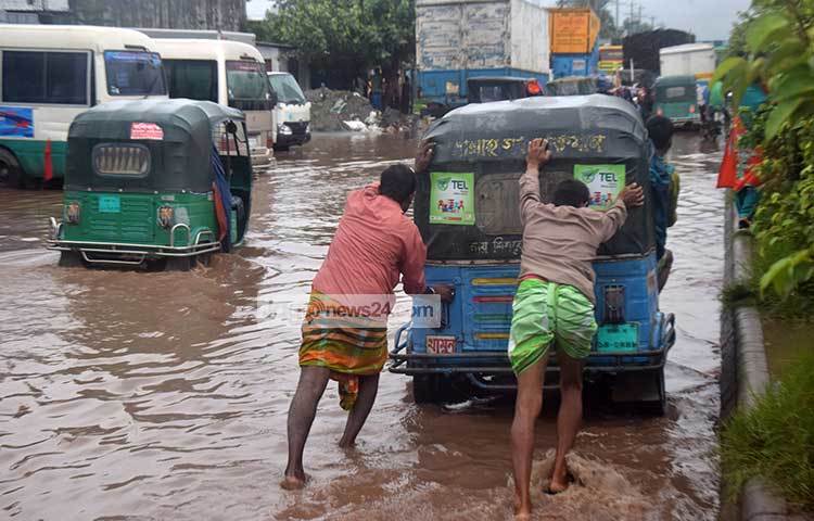 বৃষ্টির কারণে রিকশা ও সিএনজিচালিত অটোরিকশার ভাড়া বেড়ে যাওয়ায় সাধারণ মানুষের যাতায়াতে দুর্ভোগ চরমে উঠেছে। ছবি : মাহবুব আলম