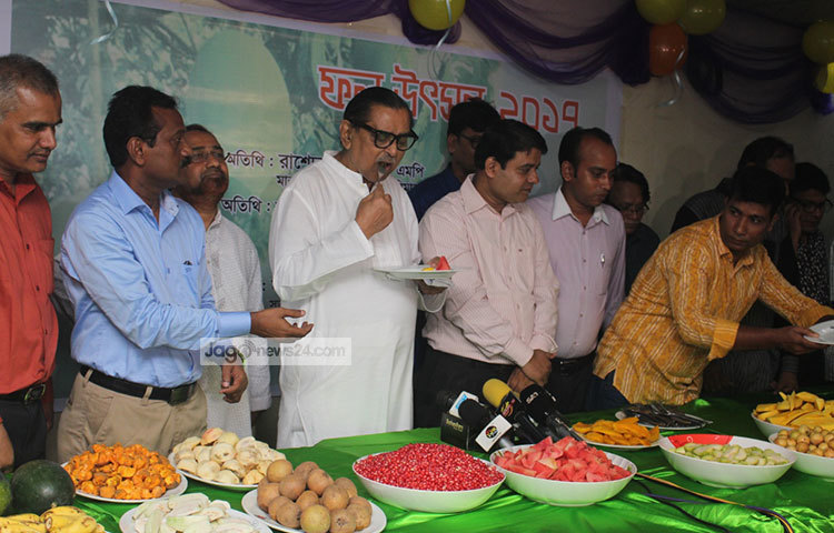 ঢাকা রিপোর্টার্স ইউনিটিতে দেশীয় মৌসুমি ফল উৎসবের আয়োজন করা হয়েছে। ‘ফল উৎসব-২০১৭’ নামের এ আয়োজনে প্রায় ১৮ ধরনের দেশীয় ফল পাওয়া যাচ্ছে। এ ফল উৎসবে উপস্থিত ছিলেন বেসামরিক বিমান পরিবহন ও পর্যটন মন্ত্রী রাশেদ খান মেনন। ছবি : বিপ্লব দিক্ষিৎ