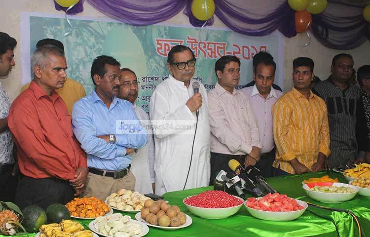 ফল উৎসবে বক্তৃতা করছেন বেসামরিক বিমান পরিবহন ও পর্যটন মন্ত্রী রাশেদ খান মেনন। এমন একটি চমৎকার উৎসবের আয়োজন করায় কর্তৃপক্ষকে ধন্যবাদ জানান। ছবি : বিপ্লব দিক্ষিৎ