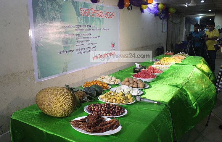 ফল উৎসবে আম, কাঁঠাল, লটকন, পেয়ারা, জাম্বুরা, ডালিম, তরমুজ, আমড়া, আমলকি প্রভৃতি দেশীয় ফল স্থান পেয়েছে। ছবি : বিপ্লব দিক্ষিৎ