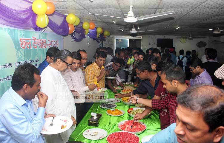 রিপোর্টার্স ইউনিটির ‘ফল উৎসব-২০১৭’-এর পুরো আয়োজন বেসামরিক বিমান পরিবহন ও পর্যটন মন্ত্রী রাশেদ খান মেনন ঘুরে দেখেন। ছবি : বিপ্লব দিক্ষিৎ