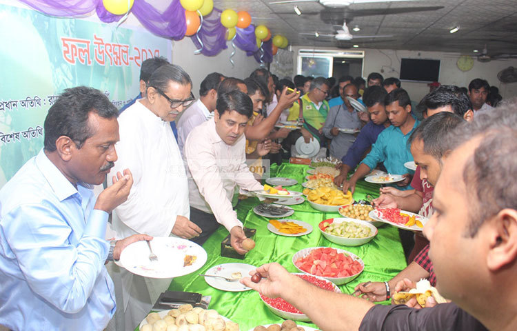 ফল উৎসবে এসে বেসামরিক বিমান পরিবহন ও পর্যটন মন্ত্রী রাশেদ খান মেনন বিভিন্ন ফলের স্বাদ নিয়েছেন। ছবি : বিপ্লব দিক্ষিৎ