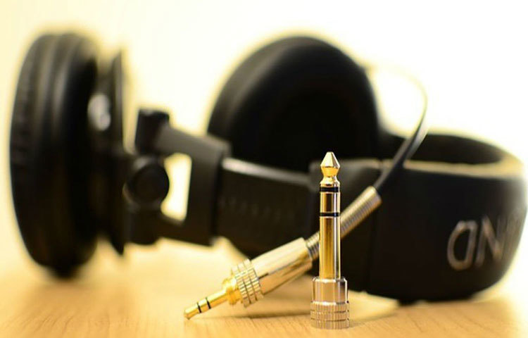 যদি অনেক দিন হেডফোন অব্যবহৃত অবস্থায় থাকে এবং সেই হেডফোন যদি ব্যাটারি চালিত হয়, তা হলে অবশ্যই ব্যাটারি খুলে রাখুন।