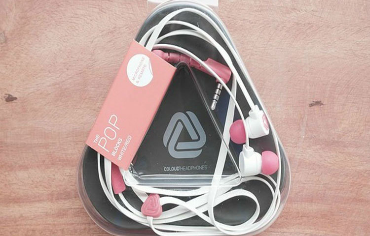 ট্রাভেলের সময় অবশ্যই একটি খাপে ভরে রাখুন হেডফোন।