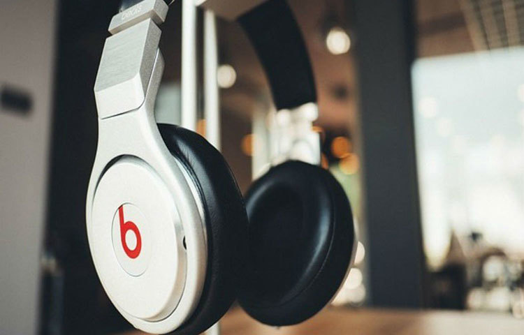 অফিস বা বাড়িতেও হেডফোন রাখার জন্য স্ট্যান্ড ব্যবহার করুন।