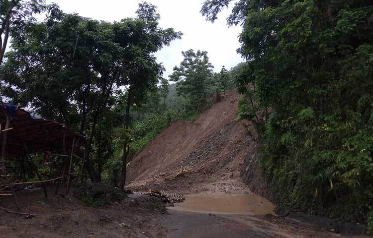 বান্দরবানের রুমার ওয়াইজংশন এলাকায় পাহাড়ধসের ঘটনায় চিংমেহ্লা মারমা (১৯) নামে এক কিশোরীর মরদেহ উদ্ধার করা হয়েছে। এখনও সিংমেচিং (১৭) ও মুনি বড়ুয়া (৩৫) নামে দুজন নিখোঁজ রয়েছেন।