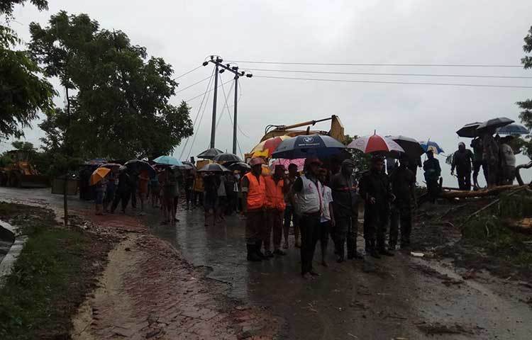 বান্দরবান ফায়ার সার্ভিসের সহকারী উপপরিচালক ইকবাল হোসেন পাহাড়ধসের ঘটনার তথ্য নিশ্চিত করেন।