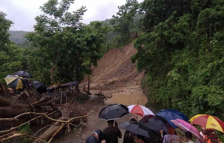 রোববার দুপুরের দিকে বান্দরবানে পাহাড়ধসের ঘটনা ঘটে। এতে আহত হন পাঁচজন। আহতদের উপজেলা স্বাস্থ্য কমপ্লেক্স ও সদর হাসপাতালে ভর্তি করা হয়েছে।