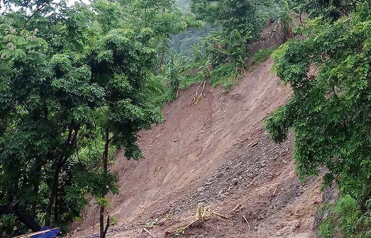 জানা গেছে, আহত ও নিখোঁজরা বান্দরবানের ওয়াইজংশন এলাকায় একটি বাস থেকে নেমে রাস্তা পার হওয়ার সময় পাহাড়ের মাটি ধসে পড়ে।