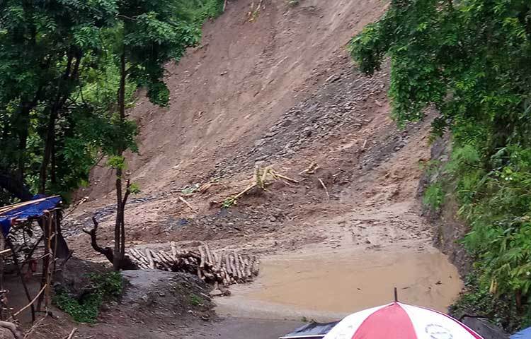 ফায়ার সার্ভিসের কর্মীদের সঙ্গে সেনাবাহিনী ও রেড ক্রিসেন্টের সদস্যরা বান্দরবানের পাহারধসের পর উদ্ধার তৎপরতা চালান।