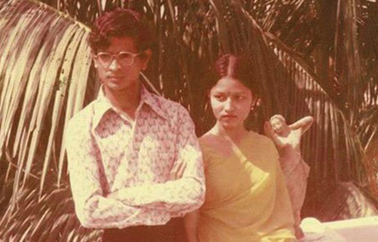 হুমায়ূন আহমেদ তার প্রথম স্ত্রী গুলতেকিনের সঙ্গে। গুলতেকিন প্রখ্যাত শিক্ষাবিদ ও সাহিত্যিক প্রিন্সিপাল ইবরাহীম খাঁর নাতনি ছিলেন। প্রেম করে তারা বিয়ে করেছিলেন। ২০০৩ সালে তাদের বিবাহবিচ্ছেদ হয়।