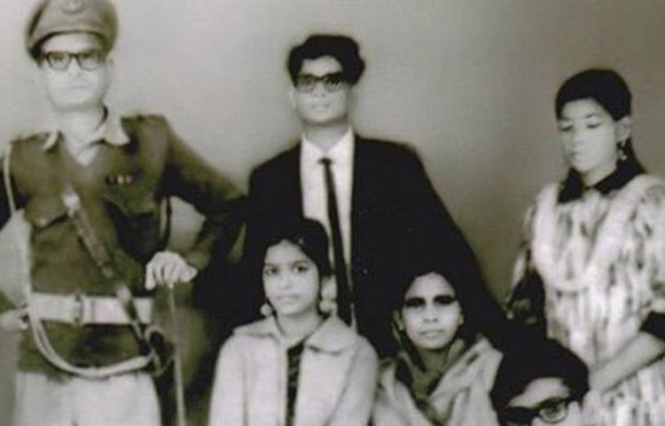 বাবা ফয়জুর রহমান আহমেদ ও মা আয়েশা ফয়েজের সঙ্গে হুমায়ূন আহমেদ। হুমায়ূনের বয়স যখন ২৩ বছর তখন ১৯৭১ সালের ৫ মে পিরোজপুরের তৎকালীন এসডিপিও ফয়জুর রহমান আহমেদ পাক সেনাদের গুলিতে শহীদ হন।