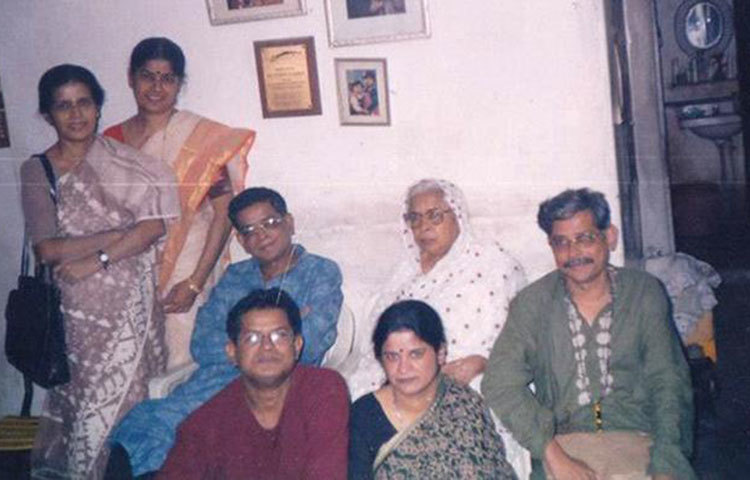 মা আয়েশা ফয়েজের সঙ্গে হুমায়ূন আহমেদ ও তার পাঁচ ভাইবোন। আজ এ ছবি শুধুই স্মৃতি।