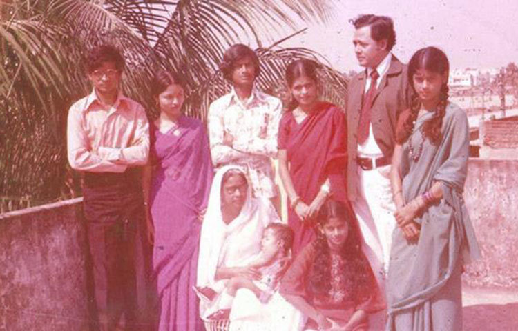 হুমায়ূন আহমেদের সঙ্গে মা, বোন ও দুলাভাইসহ পরিবারের অন্যরা।