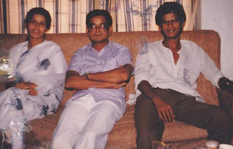 বোন সুফিয়া হায়দার, যাকে হুমায়ূন আহমেদ অনেক বইতে শেফু নামে উল্লেখ করেছেন, এবং ছোট ভাই আহসান হাবীবের সঙ্গে হুমায়ূন আহমেদ।