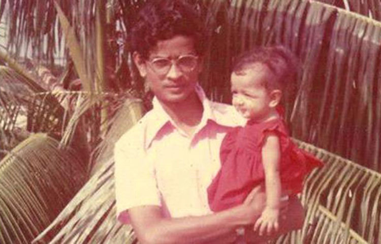 ভাগনির সঙ্গে হুমায়ূন আহমেদ। সুফিয়া হায়দারের মেয়ে শবনম হায়দার শর্মিকে নিয়ে বড় মামা হুমায়ূন আহমেদ।