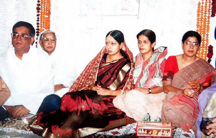 হুমায়ূন আহমেদের গড়া নুহাশপল্লীতে ভাগনি শর্মির স্বামী আদনান সাদেকের সঙ্গে হুমায়ূন আহমেদ।