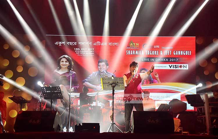 বেসরকারি টেলিভিশন চ্যানেল এটিএন বাংলার ২১তম প্রতিষ্ঠাবার্ষিকী উপলক্ষে চ্যানেল লাইভ এন্টারটেইনমেন্ট আয়োজিত ‘শর্মিলা ঠাকুর-জিৎ গাঙ্গুলী লাইভ ইন ঢাকা’ পাওয়ার্ড বাই ভিশন কনসার্টে গান গাইছেন ভারতের জনপ্রিয় শিল্পী ও সংগীত পরিচালক জিৎ গাঙ্গুলী। ছবি : মাহবুব আলম