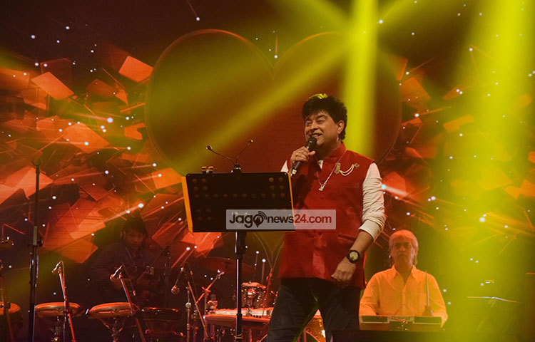 গানে গানে দর্শকদের মন জয় করেছেন জিৎ। ঢাকার মঞ্চে জিৎ তার শ্রোতাপ্রিয় গানগুলো পরিবেশন করেন। ছবি : মাহবুব আলম