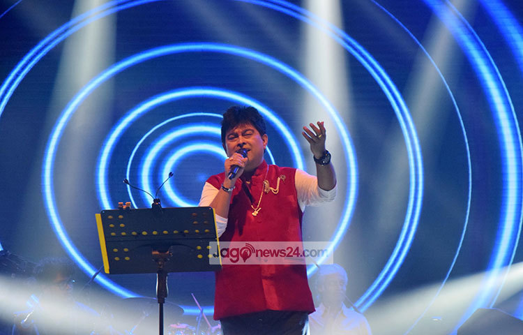সংগীত পরিবেশনে মগ্ন রয়েছেন জিৎ। ঢাকায় আসতে পেরে অনেক আনন্দিত ও উচ্ছ্বসিত তিনি। এমন সুন্দর আয়োজনের জন্য জিৎ আয়োজক প্রতিষ্ঠানের সবাইকে ধন্যবাদ জানান। ছবি : মাহবুব আলম