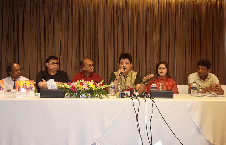 রাজধানীর হোটেল লা মেরিডিয়ানে এটিএন বাংলার ২১তম প্রতিষ্ঠাবার্ষিকী উপলক্ষে চ্যানেল লাইভ এন্টারটেইনমেন্ট আয়োজিত ‘শর্মিলা ঠাকুর-জিৎ গাঙ্গুলি লাইভ ইন ঢাকা’-পাওয়ার্ড বাই ভিশন কনসার্টে উপস্থিত হন জিৎ গাঙ্গুলী। ছবি : মাহবুব আলম