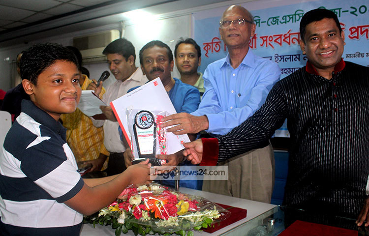 সাংবাদকর্মীদের কৃতি সন্তানরা সংবর্ধনা পেলো। ডিআরইউতে আয়োজিত এক অনুষ্ঠানে সম্মাননা হিসেবে সাংবাদিকদের কৃতি সন্তানদের নগদ ২ হাজার টাকা, ক্রেস্ট, সার্টিফিকেট এবং বই উপহার দেয়া হয়। ছবি : বিপ্লব দিক্ষৎ