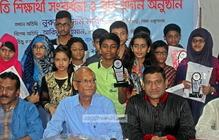 উপস্থিত অভিভাবকদের উদ্দেশে মন্ত্রী বলেন, নতুন প্রজন্মকে আধুনিক ও বিশ্বমানের শিক্ষা দিতে হবে। তা না হলে তারা আধুনিক বিশ্বের সঙ্গে তাল মেলাতে পারবে না। আমরা সে লক্ষ্যে কাজ করছি, আপনাদেরও সহযোগিতা চাই। কৃতি সন্তানদের সাফল্যে গুরুত্বপূর্ণ অবদান রাখায় ভাবীদের (মা) বিশেষভাবে ধন্যবাদ জানাই। ছবি : বিপ্লব দিক্ষৎ