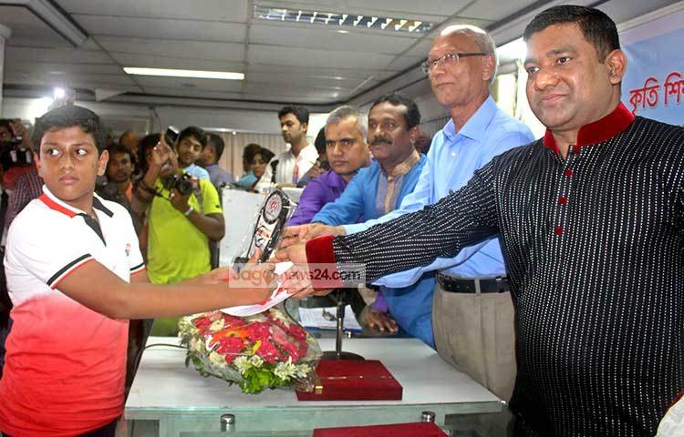 ডিআরইউ থেকে সংবর্ধনা পেয়ে শিক্ষার্থীরা আনেক আনন্দিত ও উচ্ছ¡সিত হয়েছে। সংবর্ধনা অনুষ্ঠোনে আরও উপস্থিত ছিলেন, ঢাকা সাংবাদিক ইউনিয়নের সভাপতি শাবান মাহমুদ, ডিআরইউর সাধারণ সম্পাদক মোরসালিন নোমানি, ঢাকা টাইমসের সম্পাদক আরিফুর রহমান দোলন প্রমুখ। ছবি : বিপ্লব দিক্ষৎ